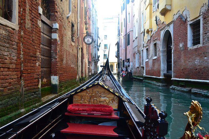 Charming Gondola Ride on the Grand Canal & Gondola Gallery™ - Shared Gondola Reality: Comfort, Photos, and Seating