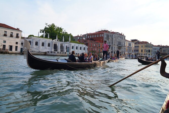 Charming Gondola Ride on the Grand Canal & Gondola Gallery™ - Gondolier Energy: What You Can Expect From On-Water Conversation