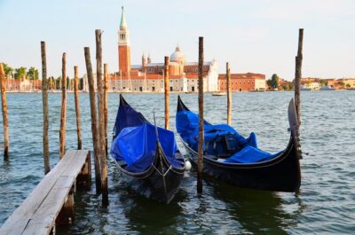 Classic 30-Minute Gondola Ride in Venice - Riding the Grand Canal: Rialto Area Views and Opera House Spots