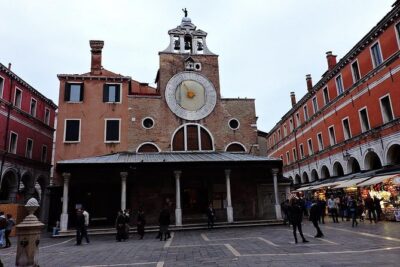 Eat, Drink and Repeat: Wine and Food Tasting Tour in Venice - Meeting at Campo San Giacomo di Rialto and what to expect right away