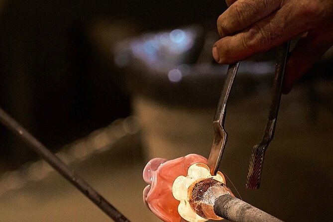 Glass Blowing Demonstration : pickup by wood boat Taxi + local guide - Timing in Real Life: 1.5 Hours vs. a Longer Murano Day