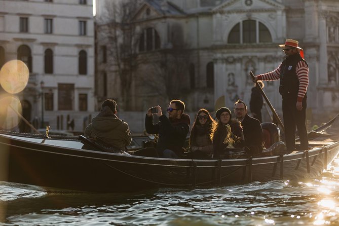 Grand Canal Gondola Experience with Live Commentary™ - VR before boarding: how it helps, and when it can stall the experience