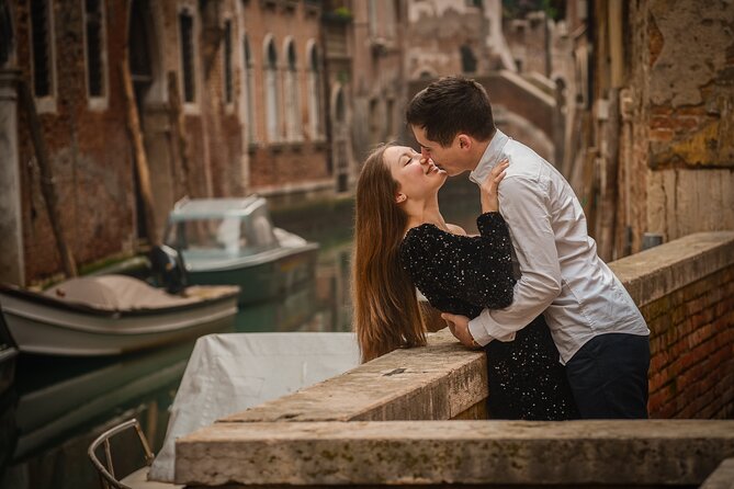 Luxurious Photoshoot in Venice - Price per group: $362.81 can be a good deal if you split it