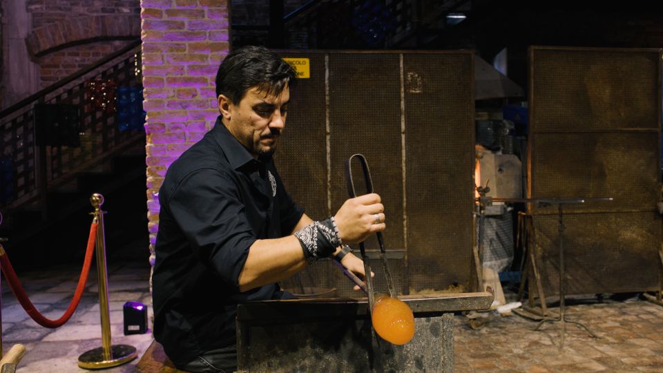 Murano: Glass Blowing Demonstration with Optional Drinks - Seating, Comfort, and the One Thing to Think About