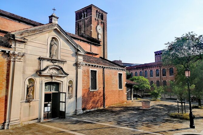 Off the Beaten Path Walk in Venice - Squero di San Trovaso: watching gondola craft at the boatyard