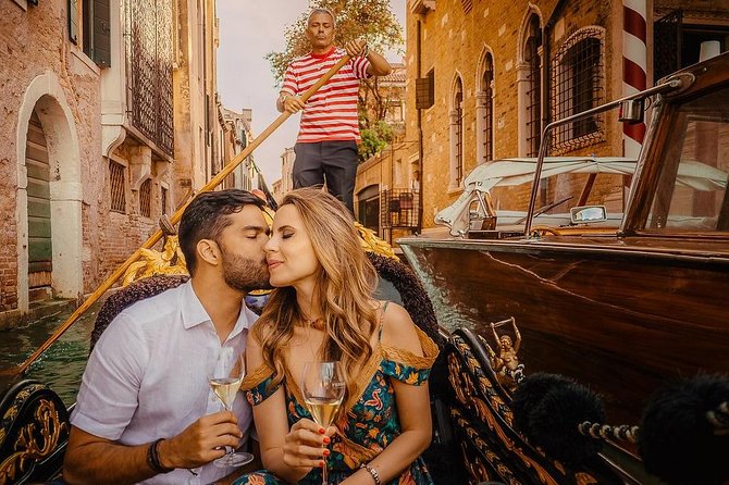 Private Photo Shoot in Venice with Gondola Ride - Timing, walking, and what to wear in Venice photos