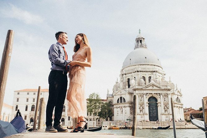 Private Photo Shoot in Venice with Gondola Ride Included - How Enzo keeps it comfortable (and not awkward)