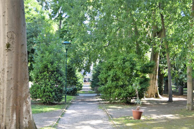 Secret Gardens of Venice Walking Tour - Stop 4: Rio della Misericordia, a garden center that explains Venice color