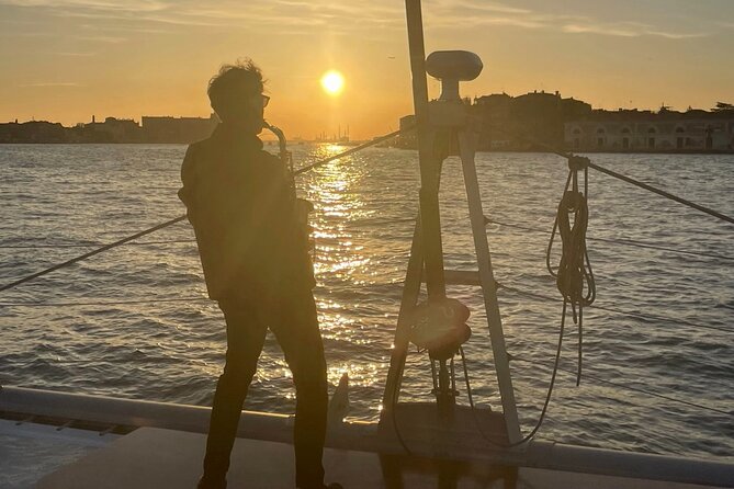 Sunset Jazz Catamaran Cruise with Aperitivo and Live Saxophone - Meeting up at La Nuova Perla and getting a good seat