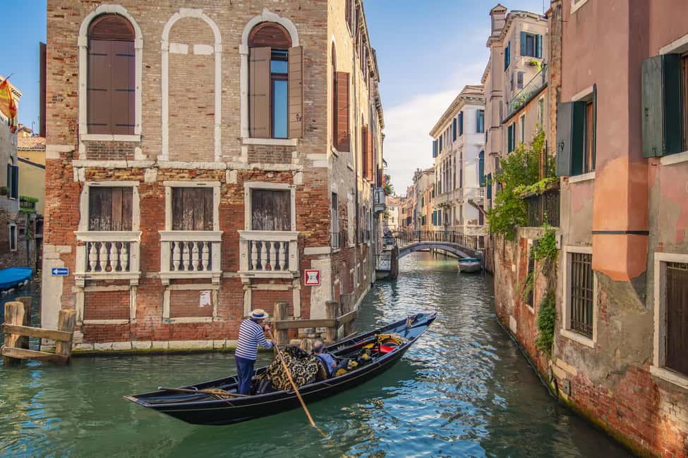 Venetian Private Sandolo tour - Small rules that matter on the water