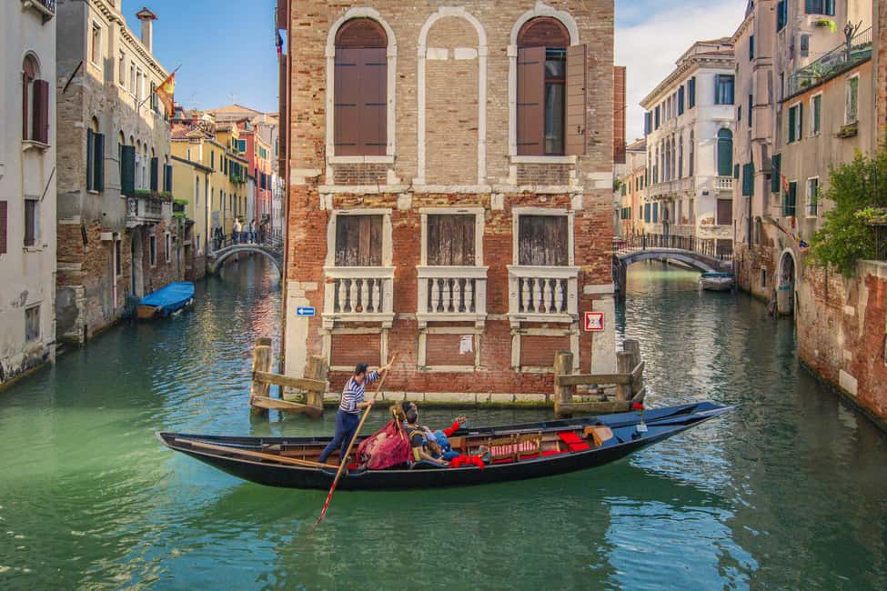Venetian Private Sandolo tour - The boat details that change your view (and your photos)
