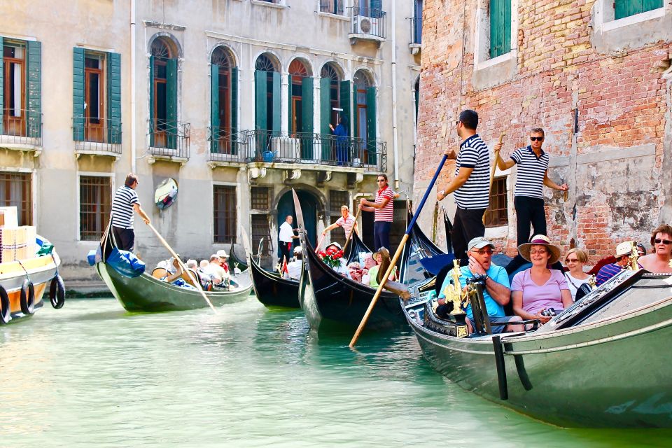 Venetian Private Sandolo tour - Driver chat vs a real guide: what you should expect