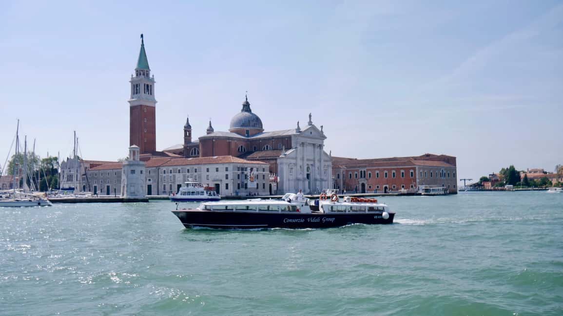 Venice: 1-Hour Panoramic Boat Tour - Giudecca Canal and Palladian churches: a different rhythm than the main island