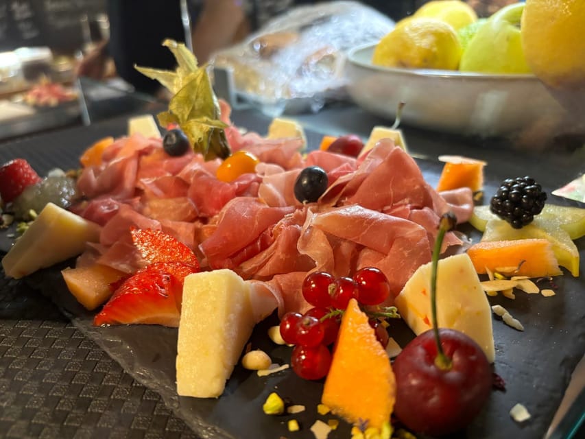 Venice: 10 shades of Cicchetti and Wine - Meeting at Campo San Giacomo di Rialto and the walking rhythm