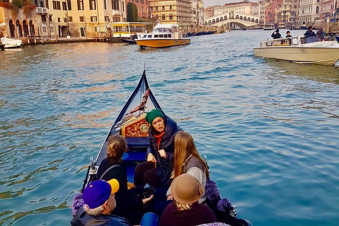 Venice: 30 min private Gondola Ride with Guide - Rio della Madonnetta: Santa Croce and San Polo from the water’s-eye view