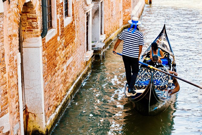 Venice: 30 min private Gondola Ride with Guide - How the guide and gondolier should work together