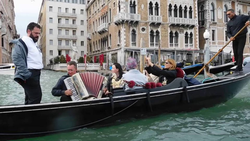 Venice: 30-Minute Gondola Ride on Grand Canal with Serenade - What the Serenade Changes About a Gondola Ride