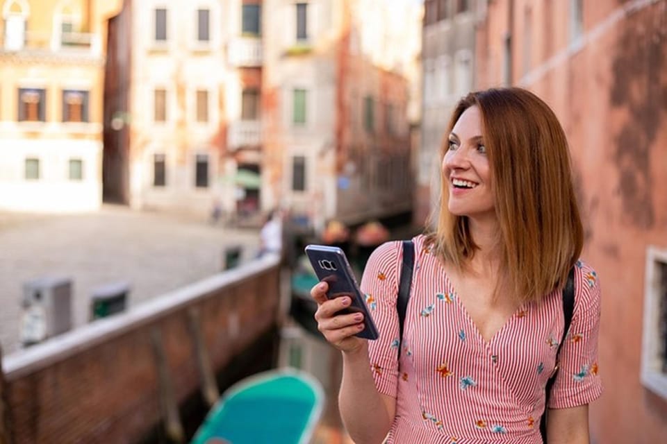 Venice: City Highlights and Hidden Gems Walking Tour - Rialto Bridge and the rhythm of landmark-watching