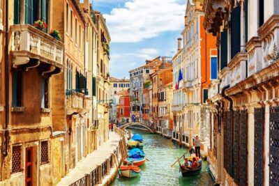 Venice: City Highlights and Hidden Gems Walking Tour - Palazzo Contarini del Bovolo: the spirals-and-stories opening move