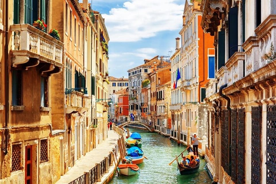 Venice: City Highlights and Hidden Gems Walking Tour - Palazzo Contarini del Bovolo: the spirals-and-stories opening move