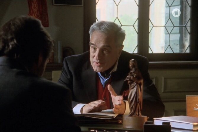 Venice Commissario Brunetti and Donna Leon: Walk His Beat - Strada Nova Bar Stop: When Small Details Make a Scene Click
