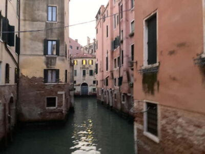 Venice: Crimes, Legends, and Mysteries Sunset Tour - Meeting at Campo San Polo: Finding the Guide Outside the Farmacia
