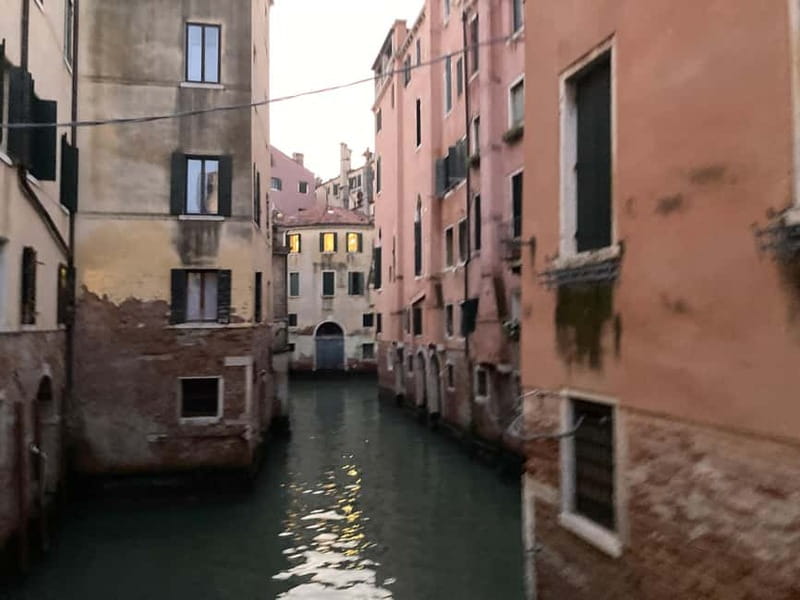 Venice: Crimes, Legends, and Mysteries Sunset Tour - Meeting at Campo San Polo: Finding the Guide Outside the Farmacia