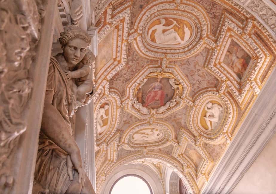 Venice: Doge's Palace and St Mark's Tour with Gondola Ride - Gondola ride on Venice’s canals: what 30 minutes gives you
