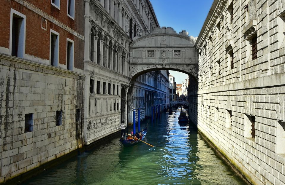 Venice: Doge's Palace Guided Tour with Optional Gondola Ride - Bridge of Sighs and the New Prisons: the story Venice tells in stone