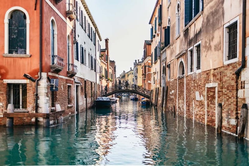 Venice: Food Tasting Tour with Cicchetti Dishes and Wine - Crossing the Grand Canal by traghetto: the ride you’ll remember