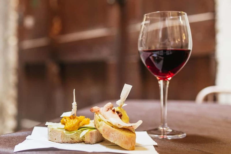 Venice: Food Tasting Tour with Cicchetti Dishes and Wine - Your first stop: warming up in Cannaregio (before Rialto crowds)