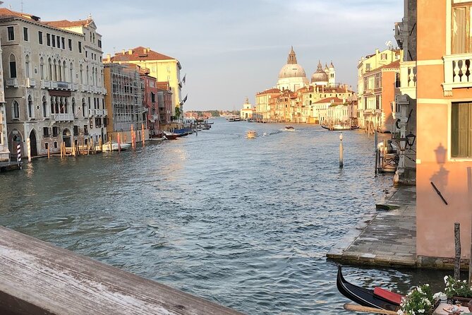 Venice Food Tour with 6+ Tastings with Cicchetti, Spritz & More - Guides and stories: what makes the food tour feel personal
