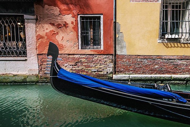 Venice Gondola Experience - Meeting at Calle Larga de lAscension: your first test in Venice
