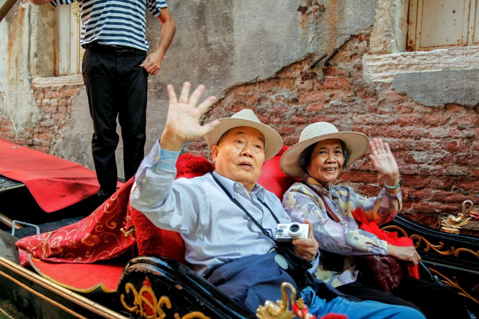 Venice: Gondola Ride with Live Guide or Audio Guide - Accessibility and Comfort: What’s Included and What Isn’t