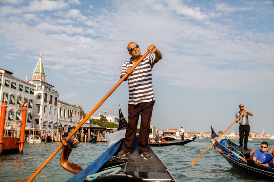 Venice: Gondola Ride with Live Guide or Audio Guide - The Group Factor: When the Ride Feels Relaxing or Not