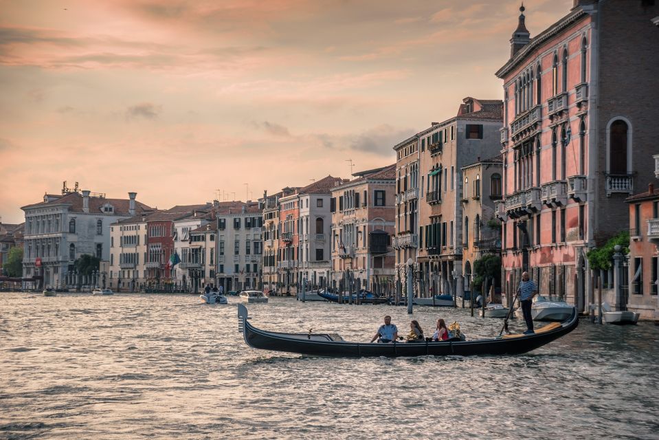 Venice: Grand Canal by Gondola with Live Commentary - VR-style virtual gliding: fun bonus, not a replacement
