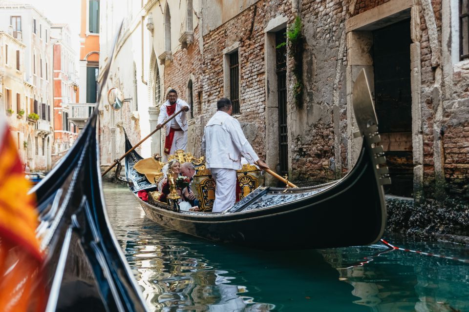 Venice: Grand Canal Gondola Ride with App Commentary - The Gondola Gallery: the part that turns a photo into a story