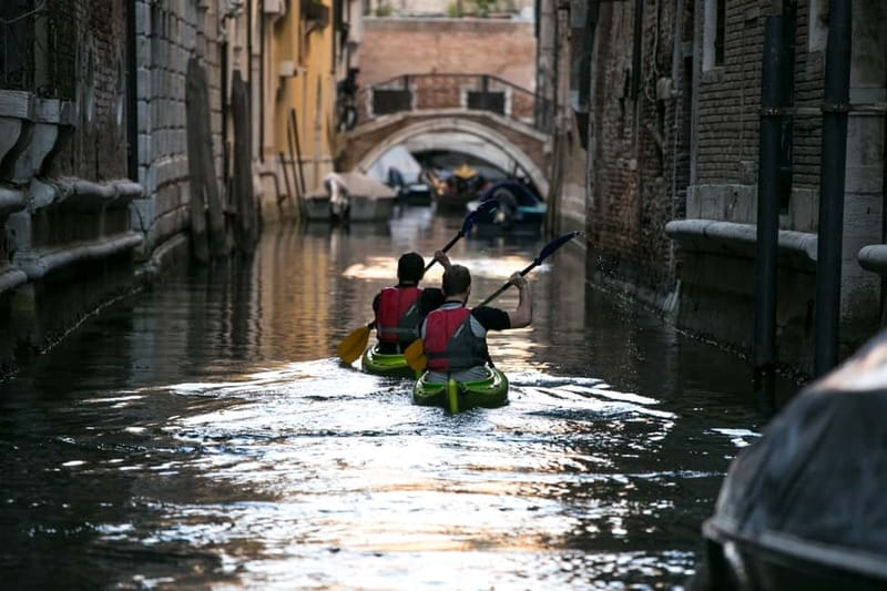 Venice: Guided Canal Kayak Tour at Day, Night, or Sunset - Before you launch: Venetian Rowing and the safety briefing camp