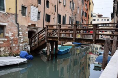 Venice: Jewish Ghetto Walking Tour with Synagogues Visit - Cannaregio through the Jewish street signs you’ll notice right away