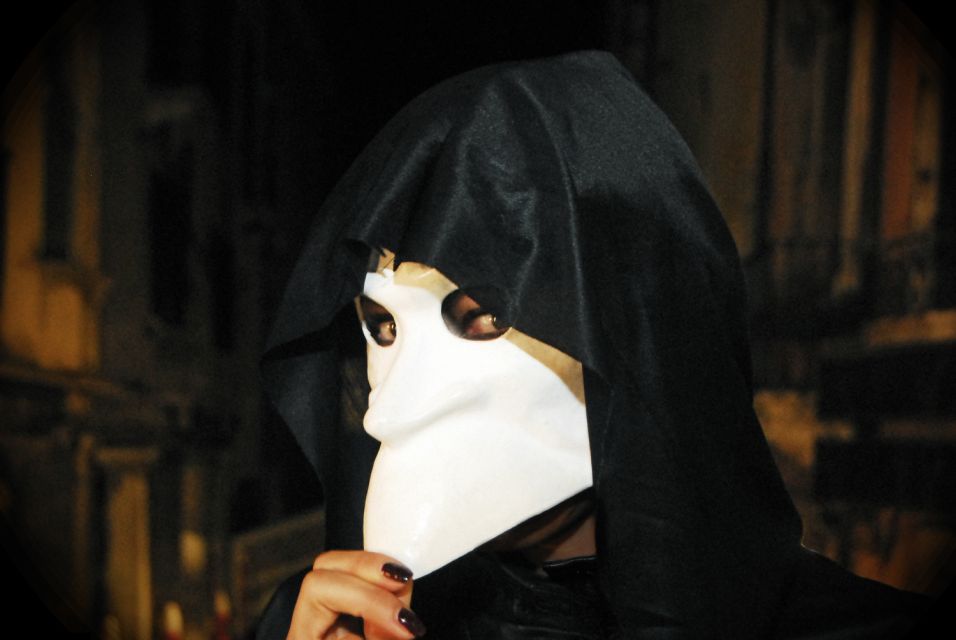 Venice: Legends, Anecdotes and Ghost Stories Walking Tour - Rio Terà dei Assassini and Calle energy: walking with a plot