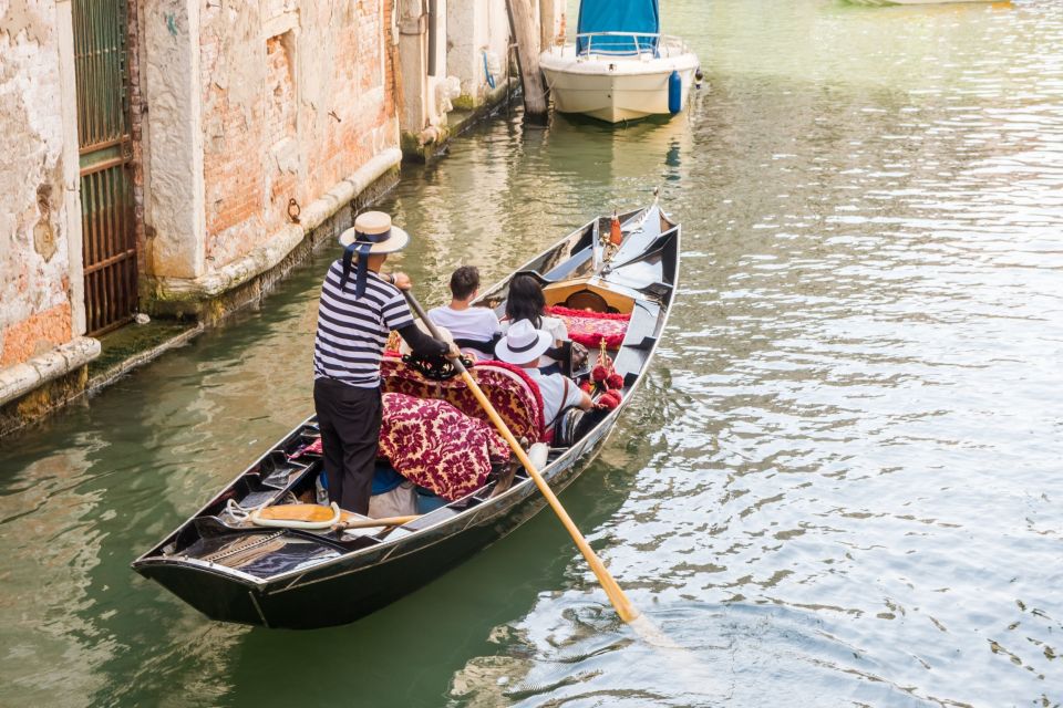 Venice: Private Gondola Cruise for up to 5 Passengers - Key Points at a Glance