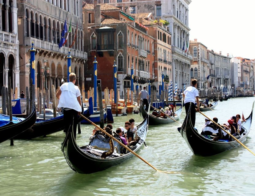 Venice Shared Gondola Ride - Ride Comfort Tips: Where to Sit When It’s Cold or Wet