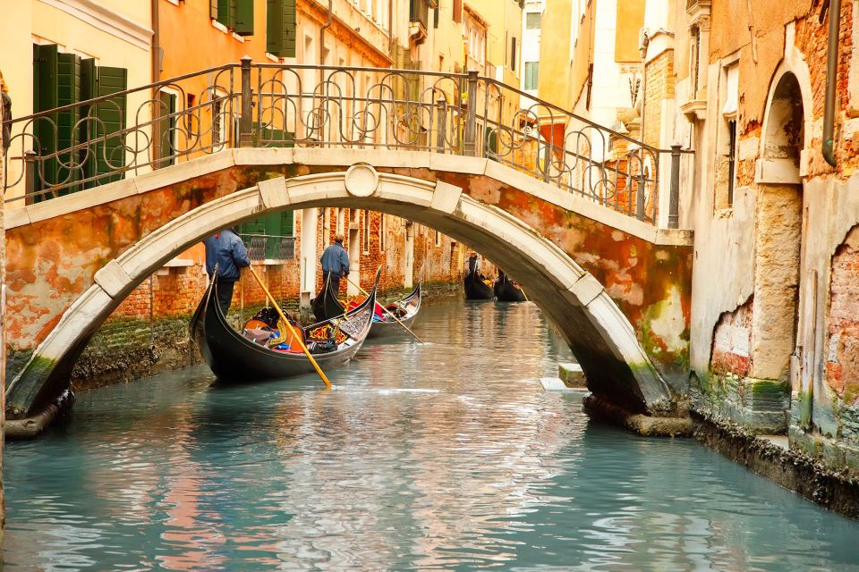Venice: Shared Gondola Tour - A 30-Minute Gondola Blend: Grand Canal Views and Smaller Canal Peace