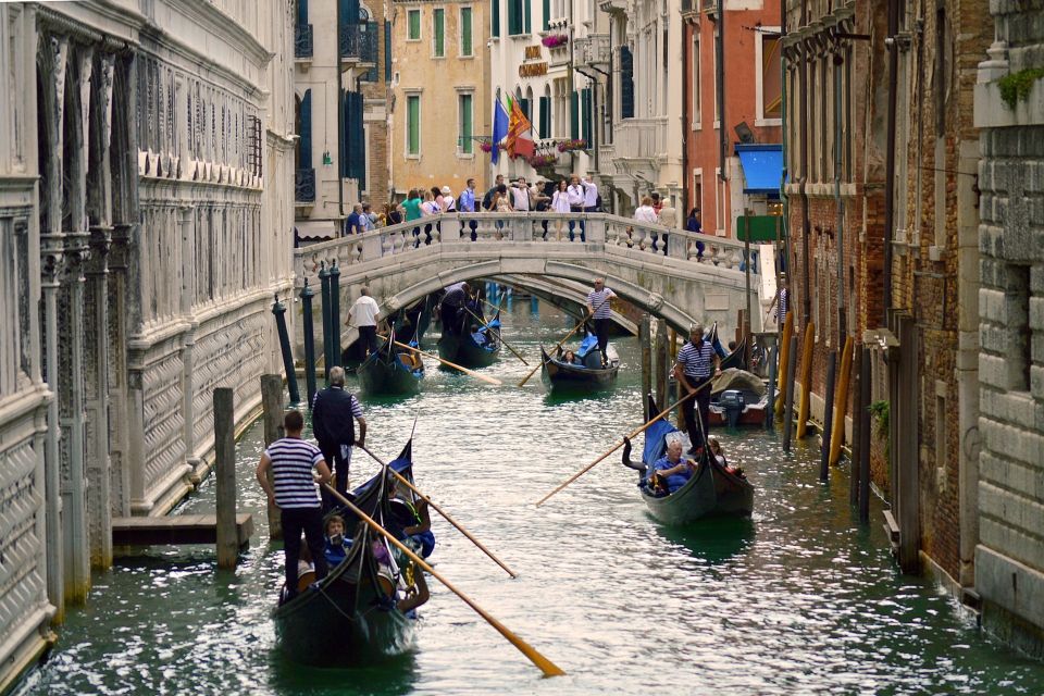 Venice: Shared Gondola Tour - The Gondolier Experience: Relaxed Riding, Variable Commentary