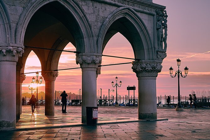 Venice Sightseeing Walking Tour for Kids and Families - Rialto Bridge and the end in the market district