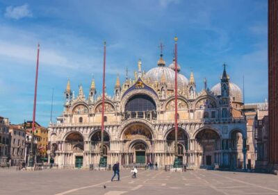Venice: St Mark's, Doge's Palace, Murano & Burano Day Tour - Gondola time: 30 minutes that actually feels like Venice