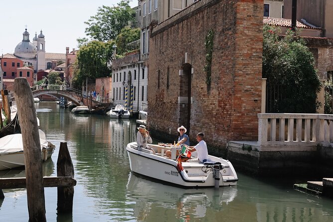 Venice: The Hidden Canals on an Electric Boat - Rain, breakdowns, and timing hiccups: what to plan around