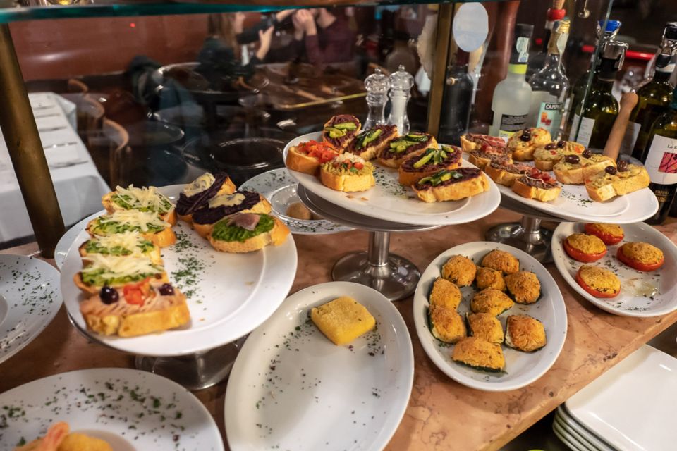 Venice: Venetian Style Carnival Pub Crawl - Stop-by-stop: moving through Venice’s campi to three local bacari