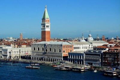 Venice Walking Tour and Gondola Ride - La Fenice and Rialto from the water: what the gondola segment gives you
