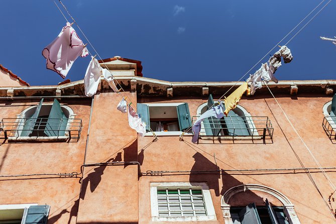 Withlocals Venice Away from the Crowds PRIVATE Tour with a Local Expert - Ca’ Zenobio degli Armeni: late-Baroque details in a courtyard